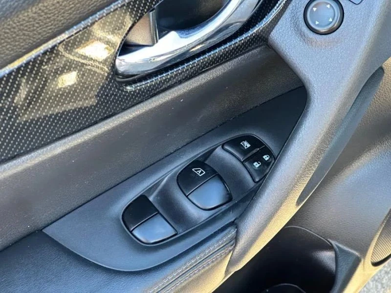 2017 Nissan Rogue - Image 10 of 12