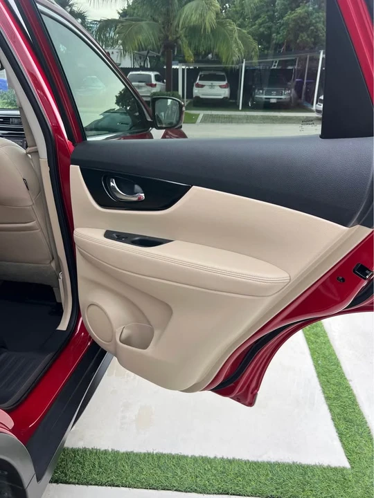 2017 Nissan Rogue - Image 14 of 20