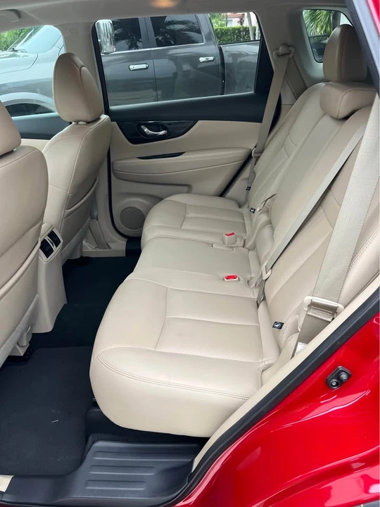 2017 Nissan Rogue - Image 10 of 20