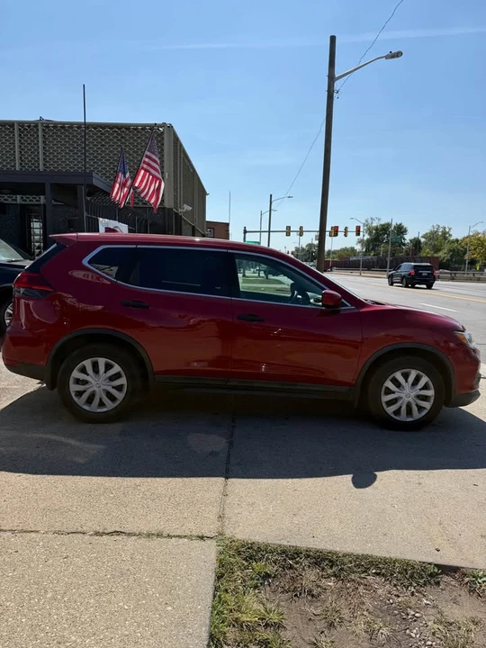 2017 Nissan Rogue - Image 4 of 14