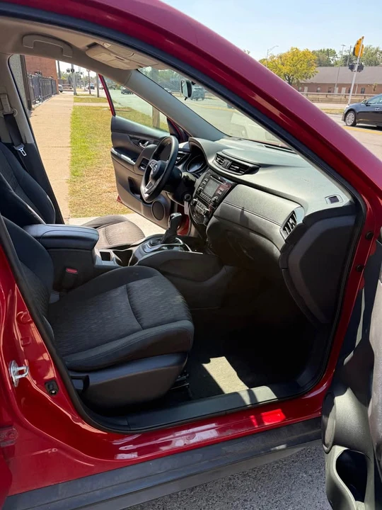 2017 Nissan Rogue - Image 11 of 14
