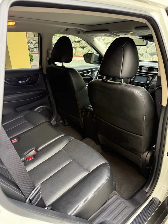 2017 Nissan Rogue - Image 10 of 14