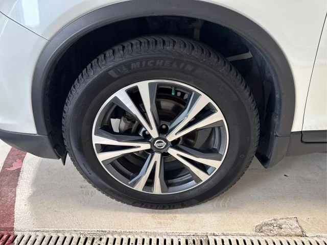 2017 Nissan Rogue - Image 13 of 21