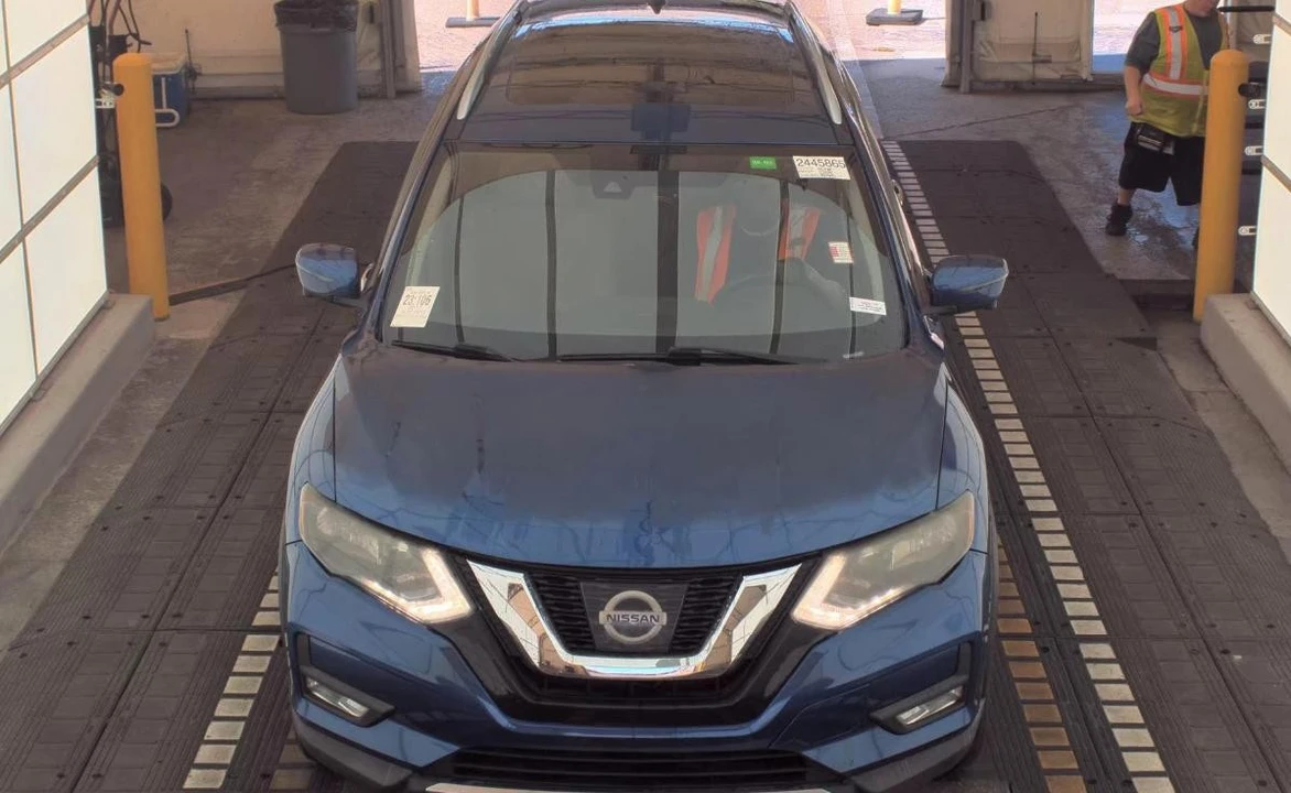 2017 Nissan Rogue - Image 2 of 15