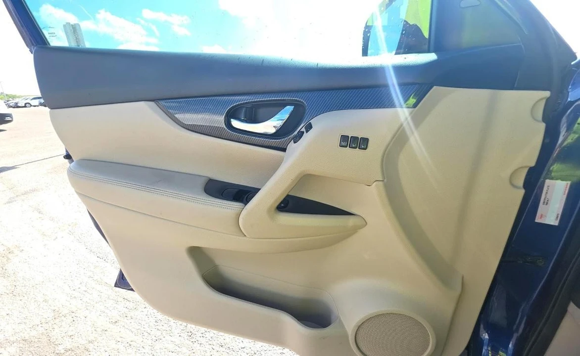 2017 Nissan Rogue - Image 9 of 15