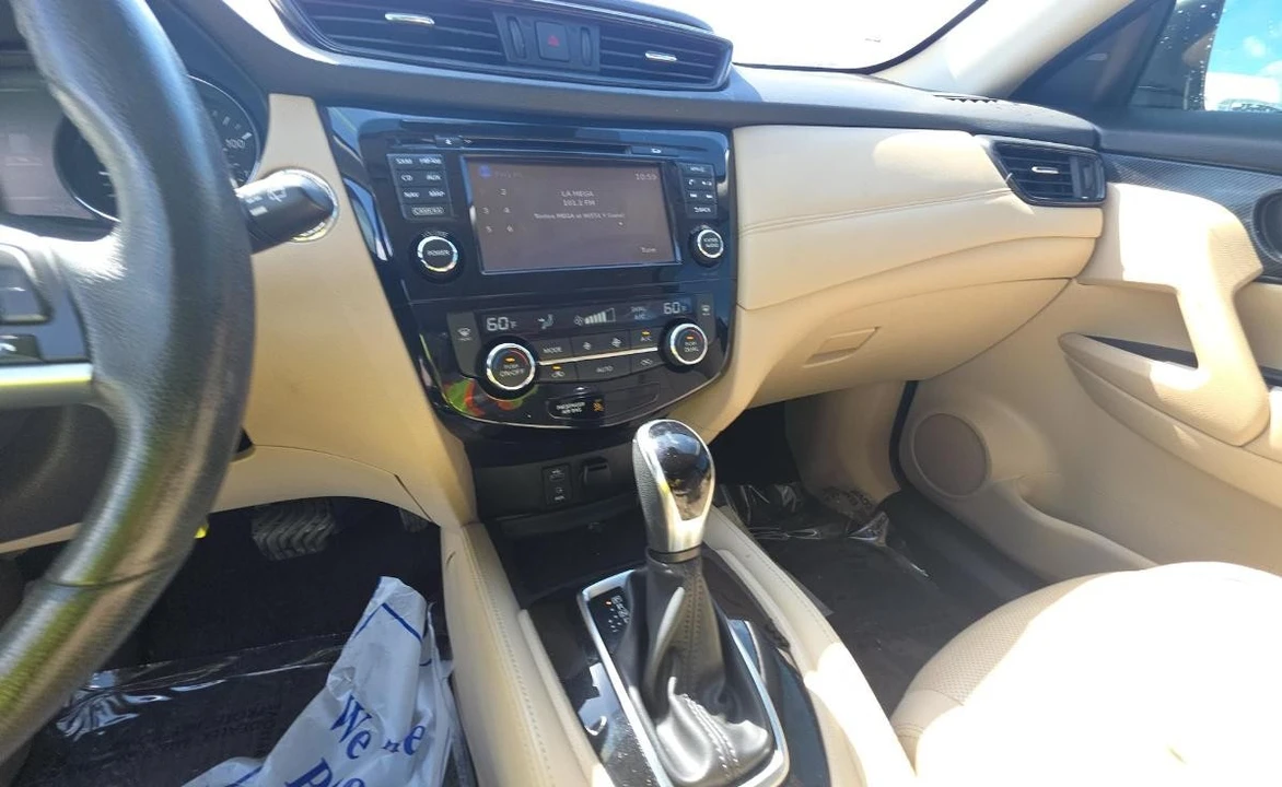 2017 Nissan Rogue - Image 11 of 15