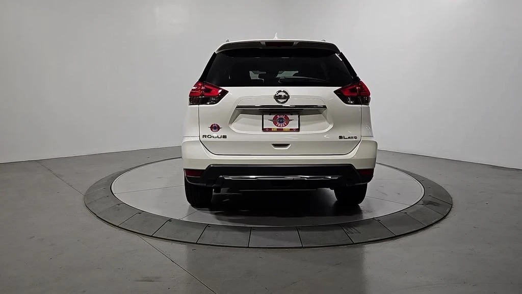 2017 Nissan Rogue - Image 4 of 12
