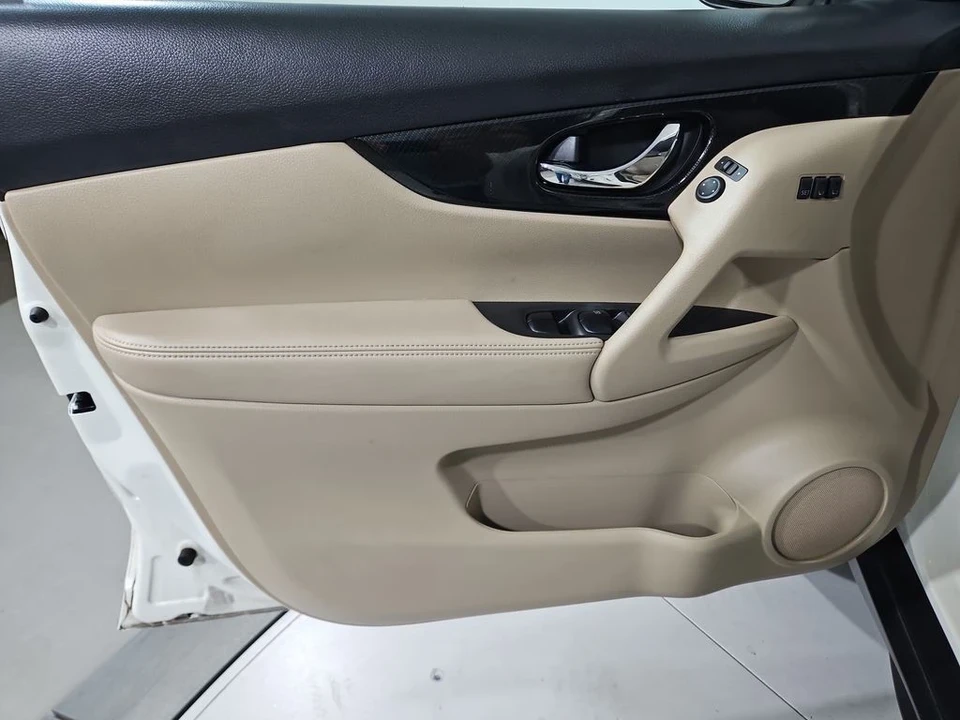 2017 Nissan Rogue - Image 11 of 12