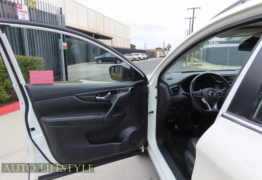 2017 Nissan Rogue - Image 15 of 21