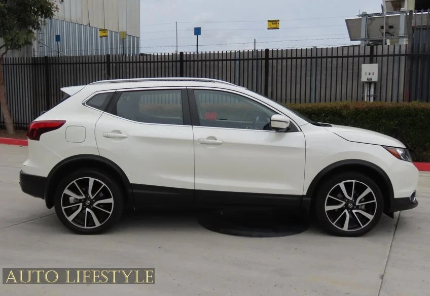 2017 Nissan Rogue - Image 5 of 21