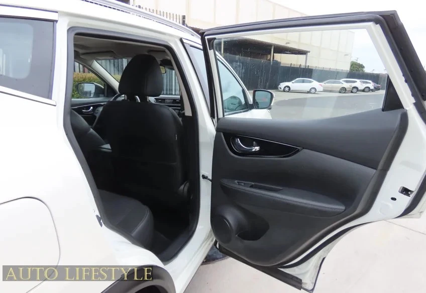 2017 Nissan Rogue - Image 18 of 21