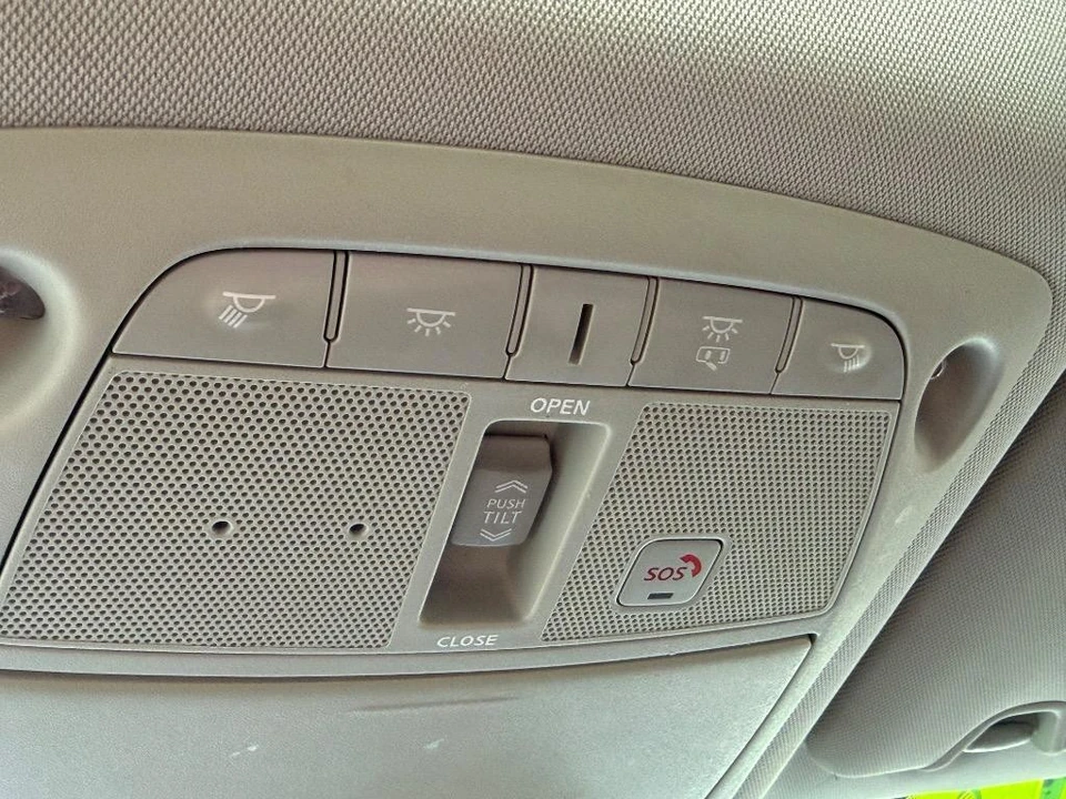 2017 Nissan Rogue - Image 18 of 21