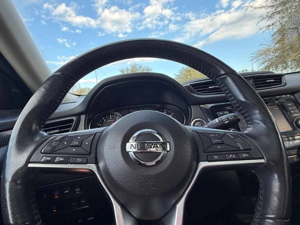 2017 Nissan Rogue - Image 11 of 21
