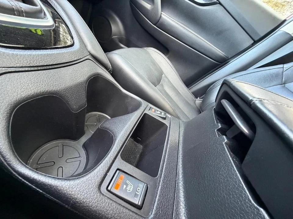 2017 Nissan Rogue - Image 16 of 21