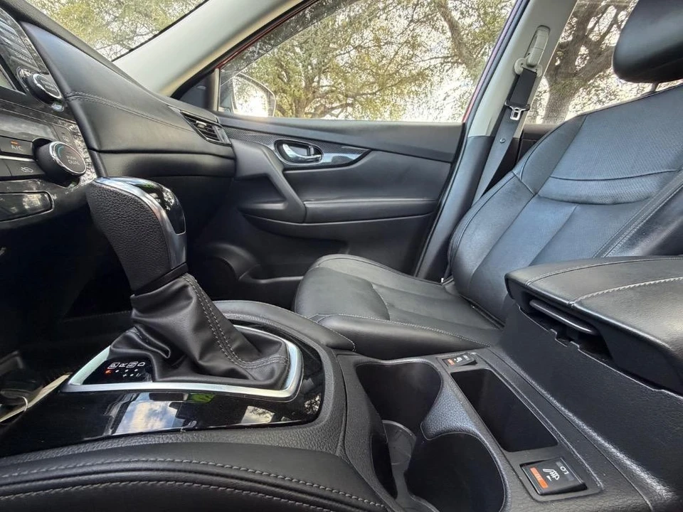 2017 Nissan Rogue - Image 15 of 21
