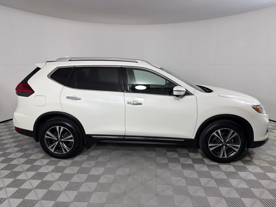2017 Nissan Rogue - Image 4 of 12