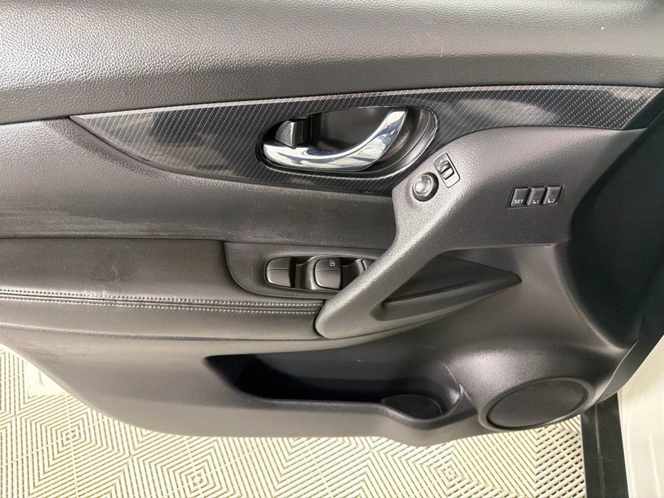2017 Nissan Rogue - Image 11 of 12