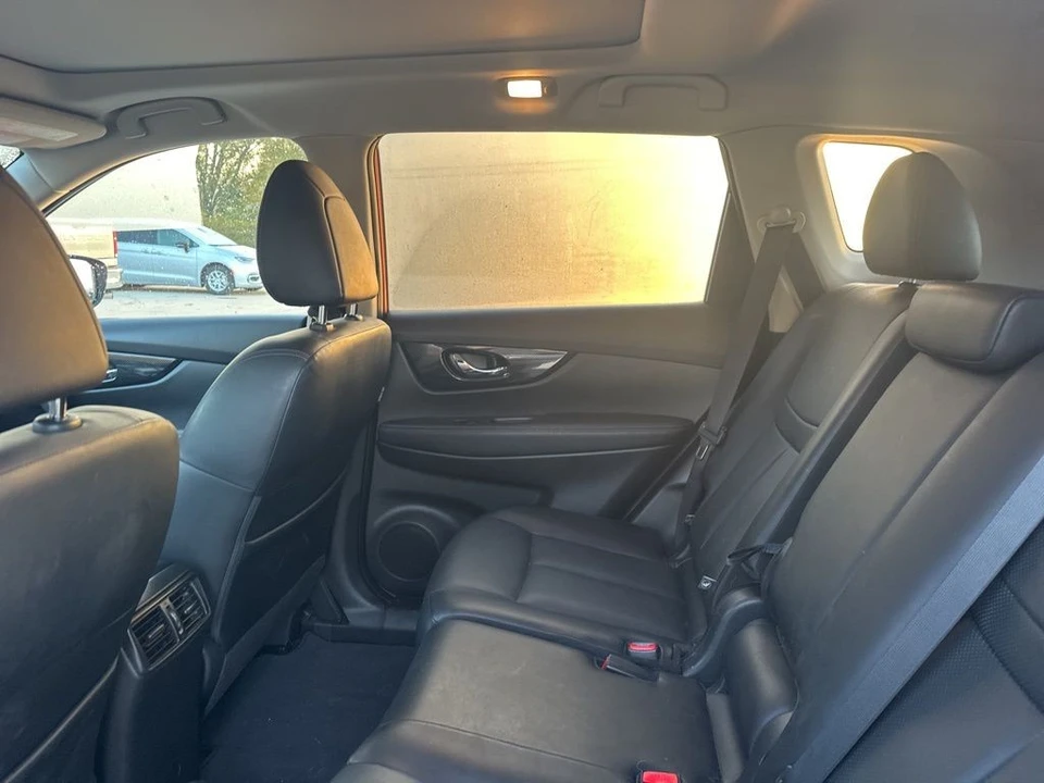 2017 Nissan Rogue - Image 10 of 12