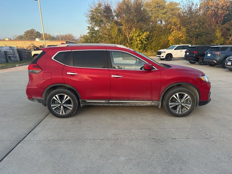 2017 Nissan Rogue - Image 6 of 12