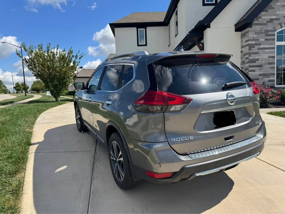 2017 Nissan Rogue - Image 6 of 10