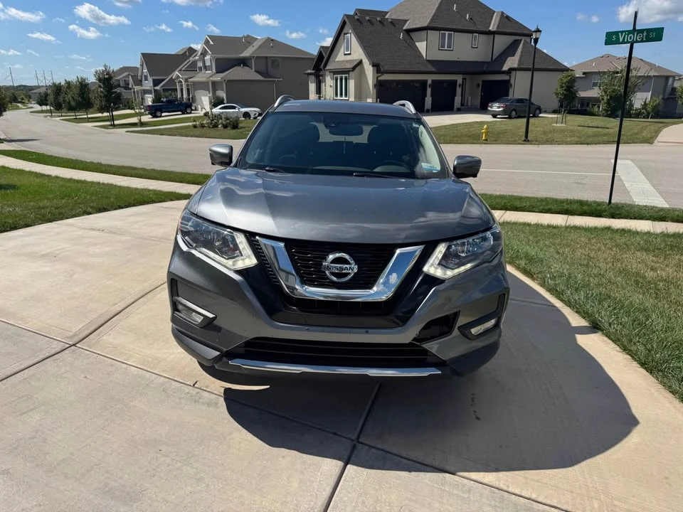 2017 Nissan Rogue - Image 2 of 10