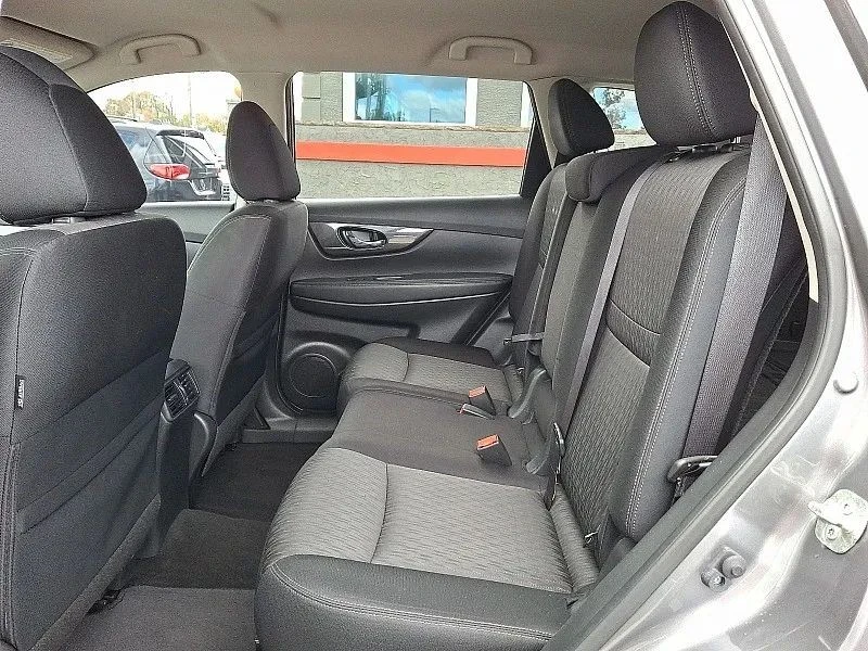 2017 Nissan Rogue - Image 11 of 12