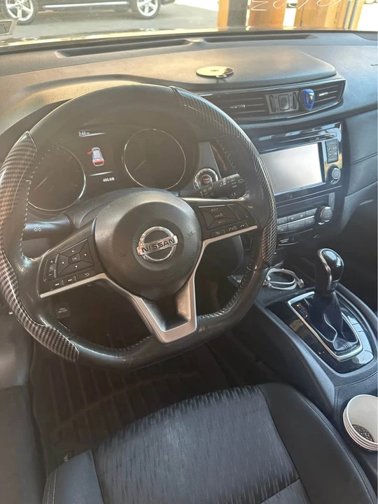 2017 Nissan Rogue - Image 5 of 11