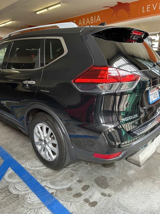 2017 Nissan Rogue - Image 7 of 11