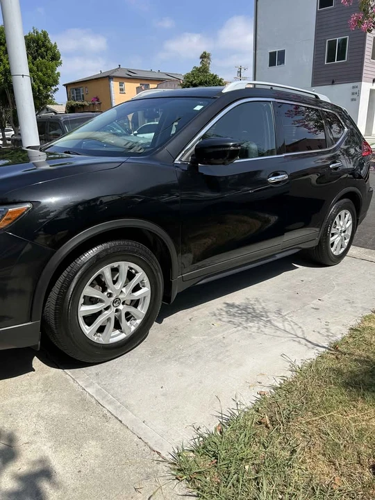 2017 Nissan Rogue - Image 4 of 11