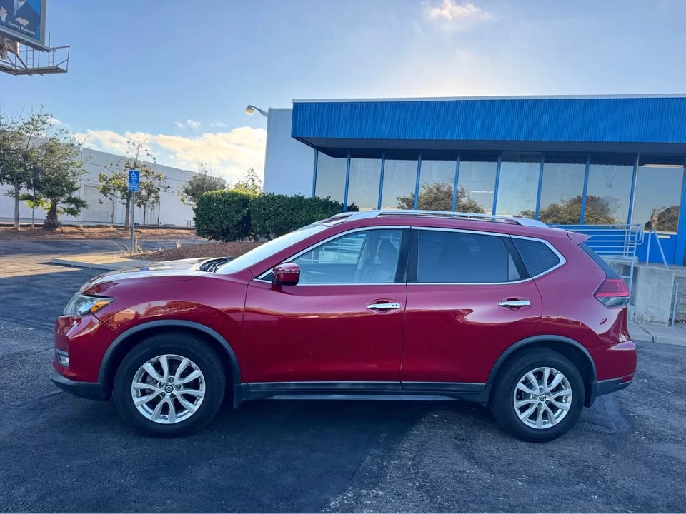 2017 Nissan Rogue - Image 4 of 17