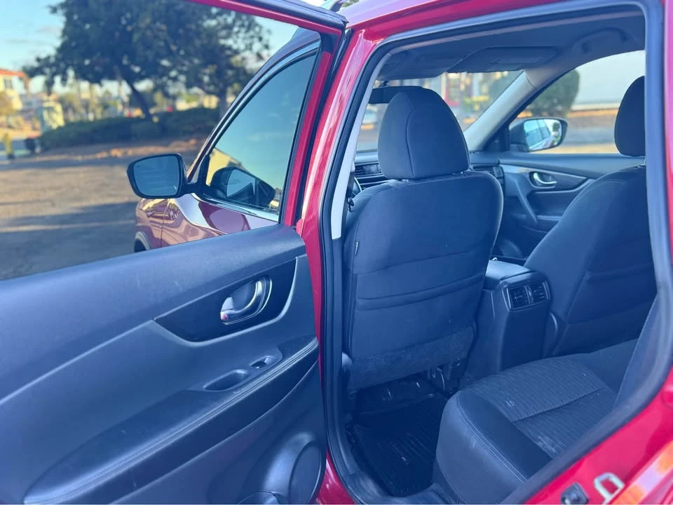 2017 Nissan Rogue - Image 13 of 17