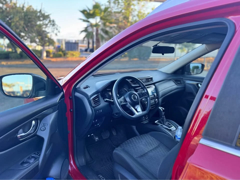2017 Nissan Rogue - Image 15 of 17