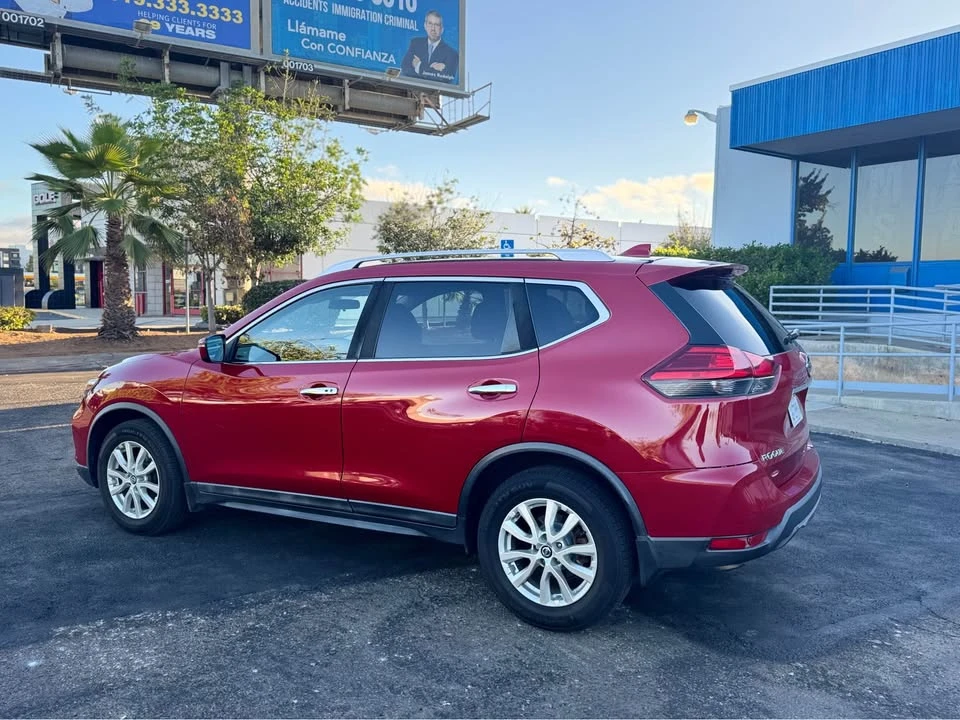 2017 Nissan Rogue - Image 9 of 17
