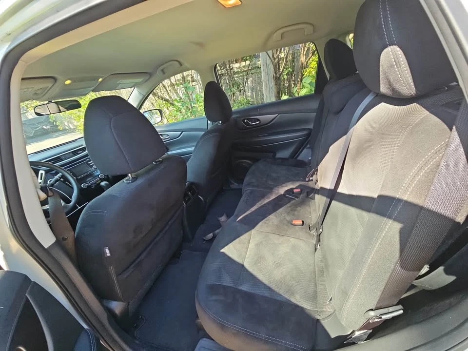 2017 Nissan Rogue - Image 10 of 15