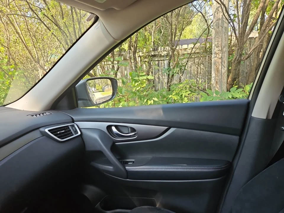 2017 Nissan Rogue - Image 14 of 15