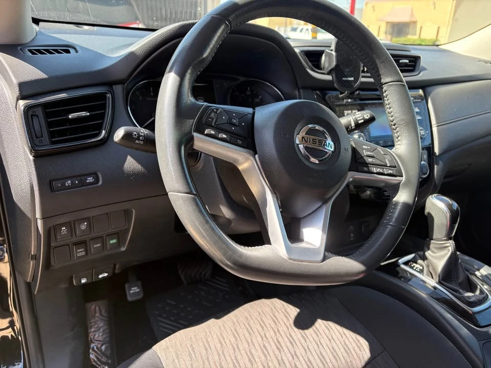 2017 Nissan Rogue - Image 6 of 13