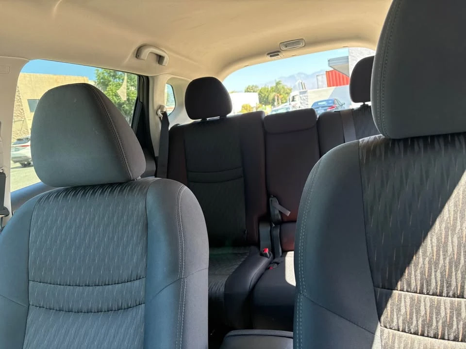 2017 Nissan Rogue - Image 10 of 13