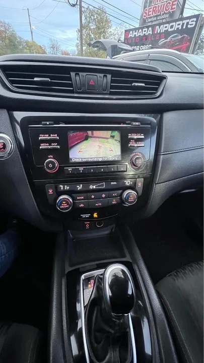 2017 Nissan Rogue - Image 11 of 17
