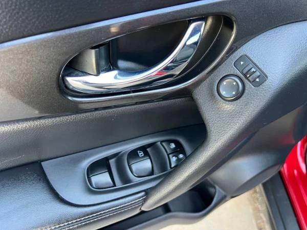 2017 Nissan Rogue - Image 16 of 21