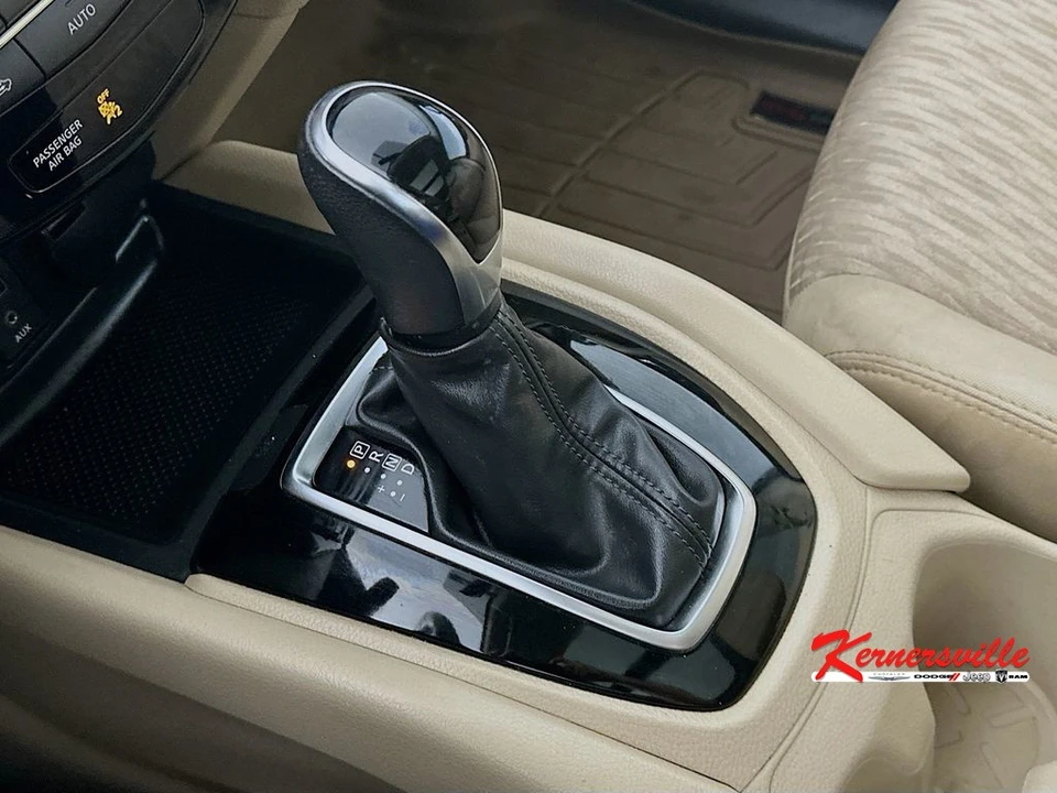 2017 Nissan Rogue - Image 16 of 21