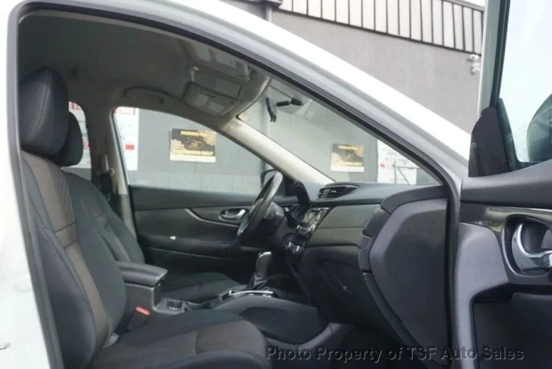 2017 Nissan Rogue - Image 11 of 12