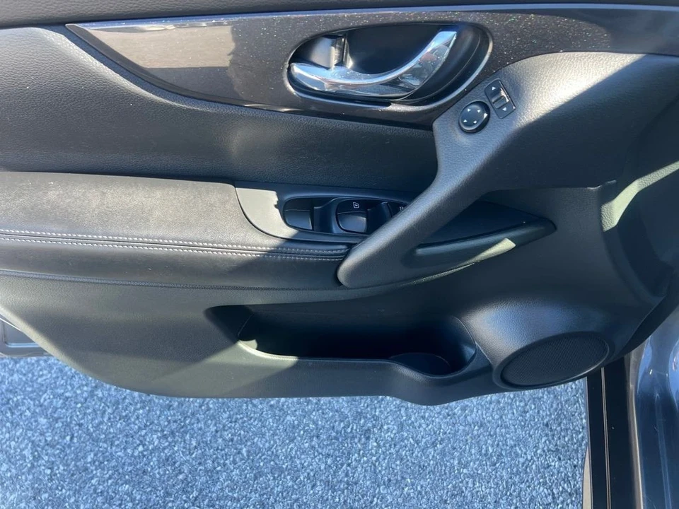 2017 Nissan Rogue - Image 11 of 12