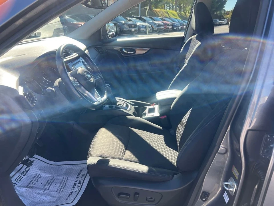 2017 Nissan Rogue - Image 10 of 12