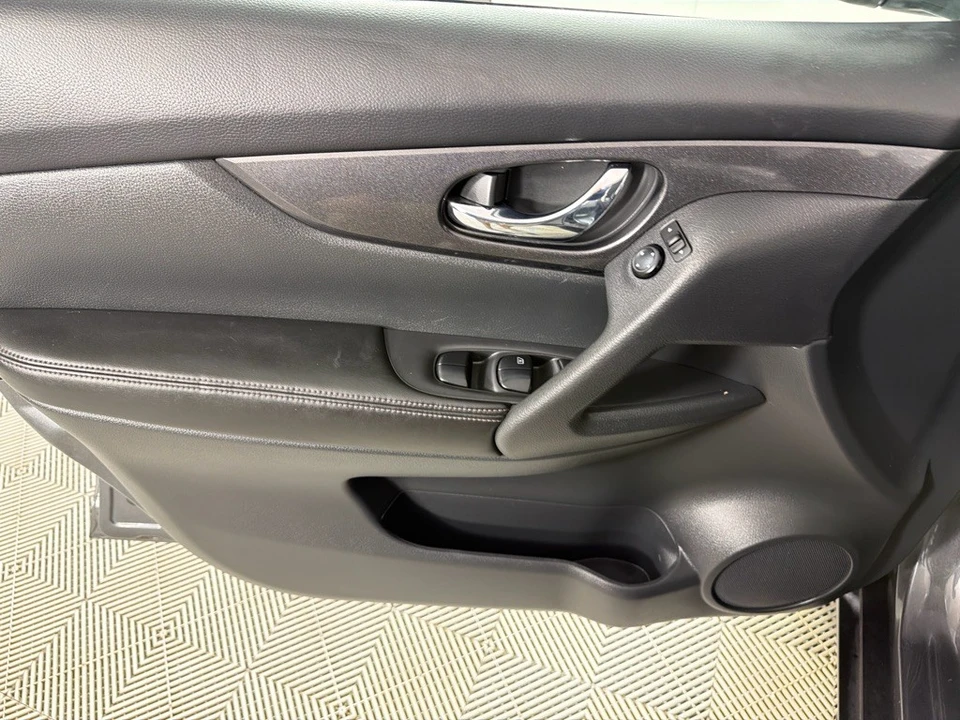2017 Nissan Rogue - Image 10 of 12