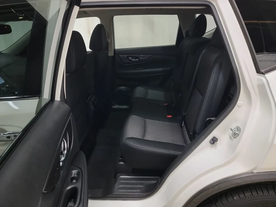 2017 Nissan Rogue - Image 11 of 12