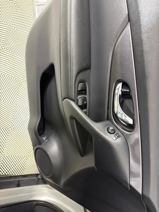 2017 Nissan Rogue - Image 10 of 21