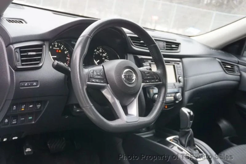2017 Nissan Rogue - Image 11 of 12