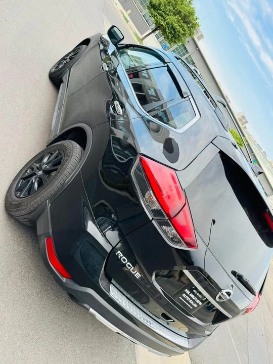 2017 Nissan Rogue - Image 2 of 20