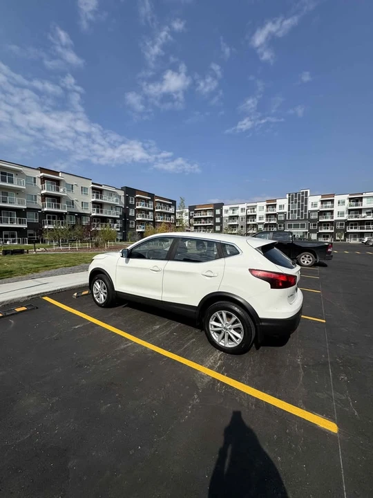 2017 Nissan Rogue - Image 4 of 9