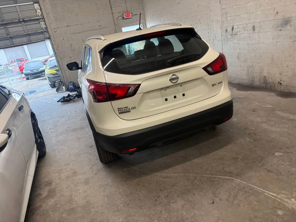 2017 Nissan Rogue - Image 9 of 11